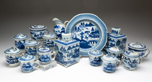 SIXTEEN CHINESE BLUE AND WHITE CANTON PORCELAIN ITEMS.
