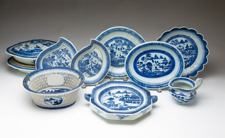 TEN CHINESE BLUE AND WHITE CANTON PORCELAIN ITEMS.