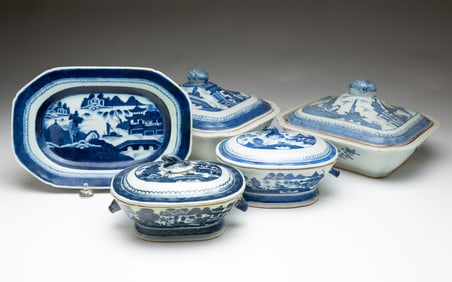 FIVE CHINESE BLUE AND WHITE CANTON PORCELAIN ITEMS.