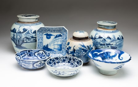 ASSEMBLED GROUP OF SEVEN CHINESE BLUE AND WHITE PORCELAIN GINGER JARS AND BOWLS.