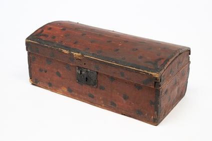 NEW ENGLAND PAINT-DECORATED PINE DOME TOP BOX.