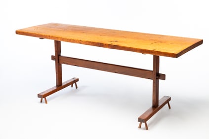 UNUSUAL AMERICAN PINE TRESTLE TABLE WITH SPLAYED FEET.