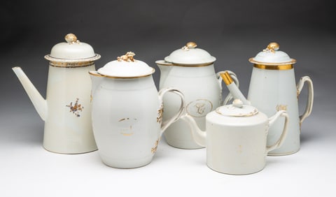 FIVE CHINESE EXPORT PORCELAIN ITEMS.