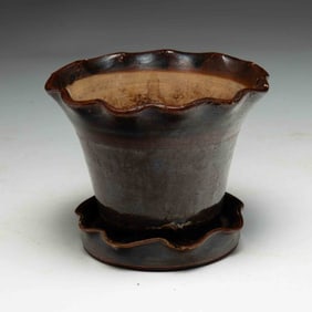 AMERICAN BUFF CLAY FLOWER POT WITH ATTACHED SAUCER.