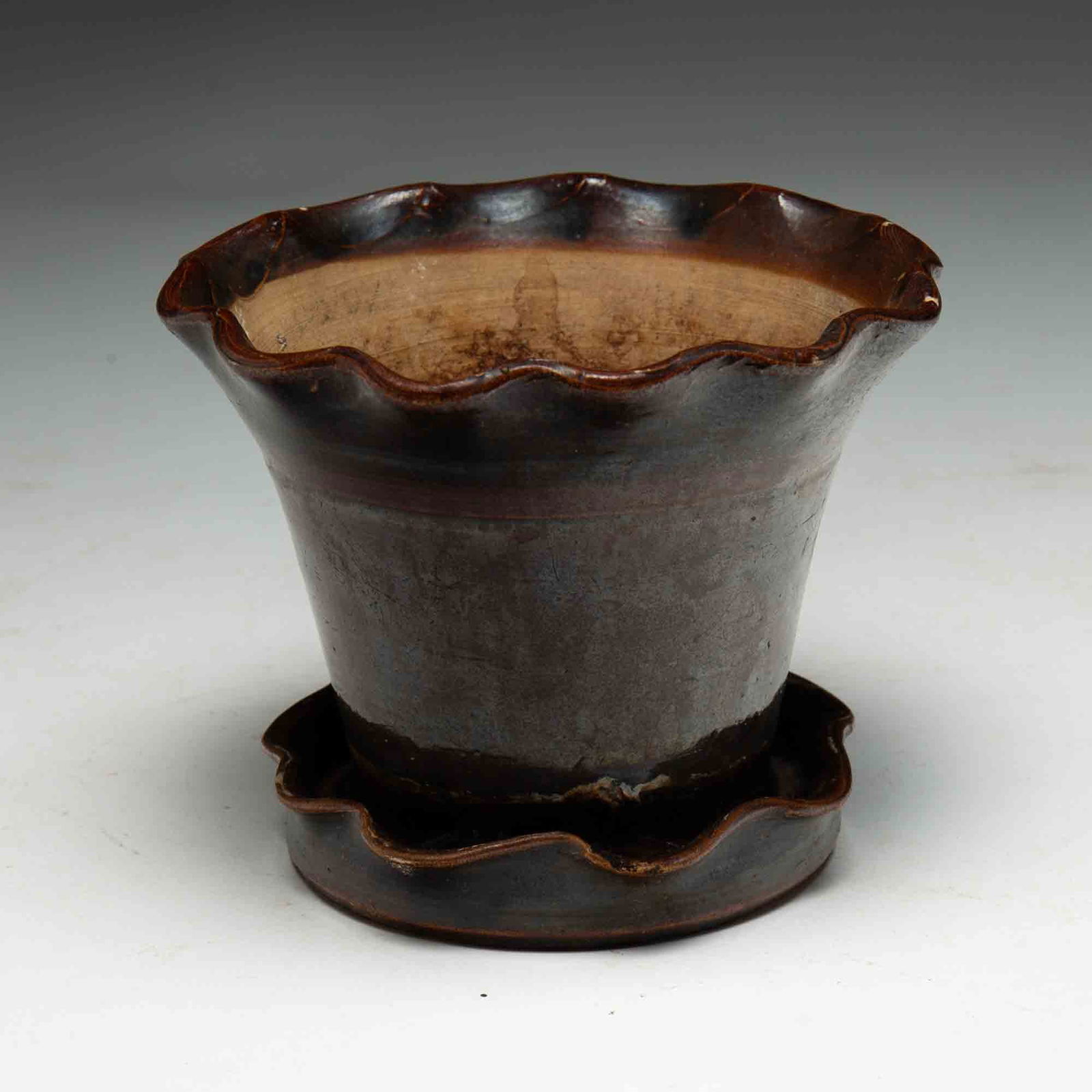 AMERICAN BUFF CLAY FLOWER POT WITH ATTACHED SAUCER. (1 of 2)
