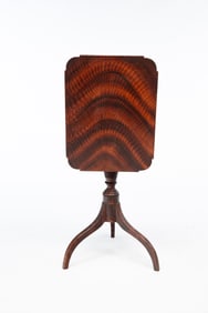 VERMONT FEDERAL GRAIN-PAINTED TILT-TOP CANDLESTAND.