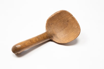 NATIVE AMERICAN MAPLE SCOOP WITH EFFIGY HANDLE.