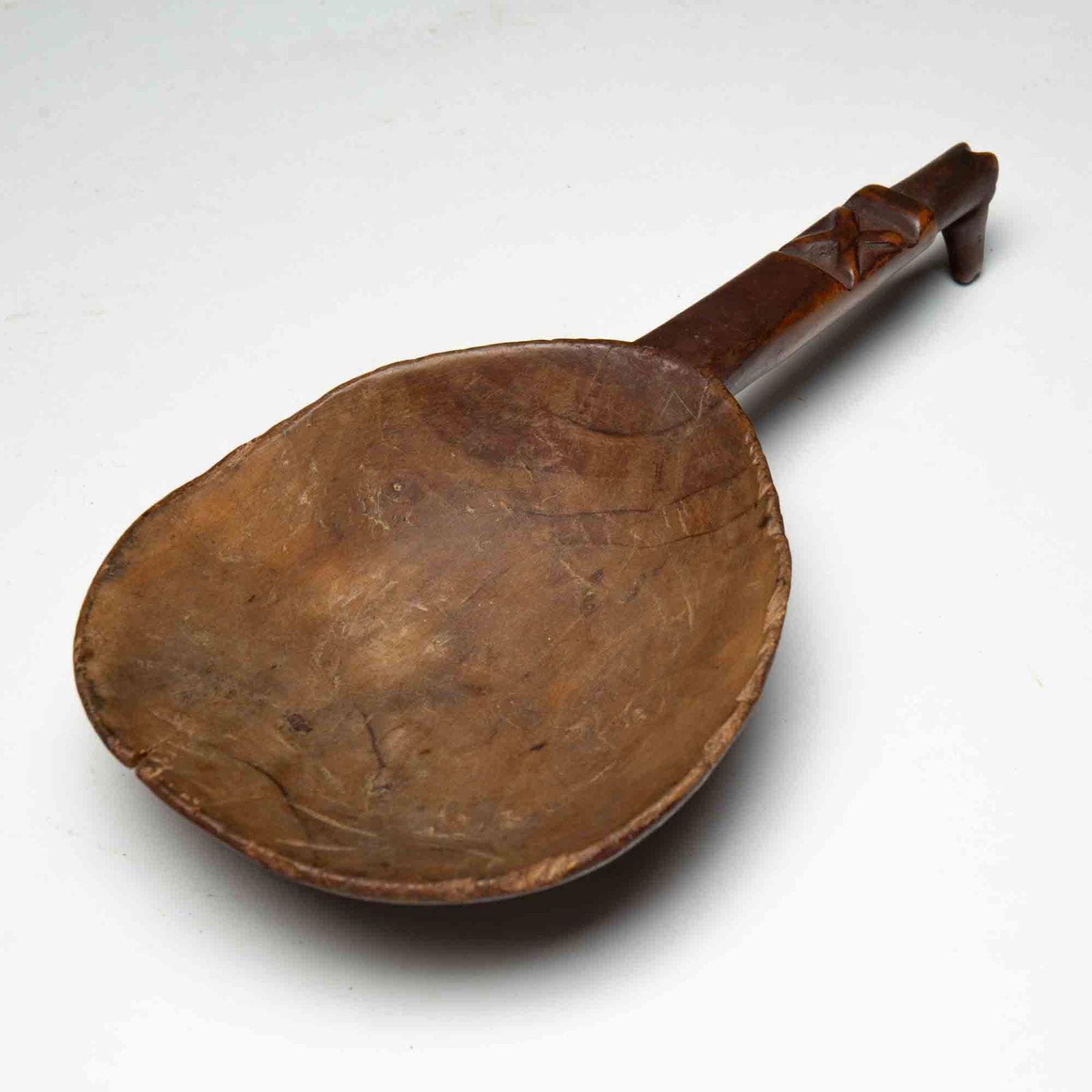 NATIVE AMERICAN CARVED EFFIGY HANDLE SCOOP. (1 of 3)