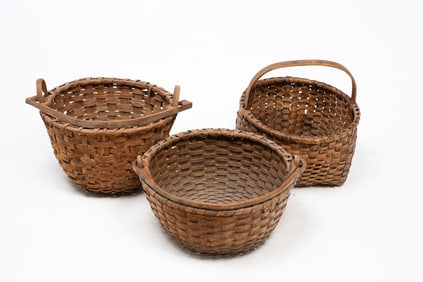 THREE AMERICAN WOVEN SPLINT BASKETS WITH HANDLES.
