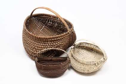 THREE AMERICAN BUTTOCKS BASKETS.