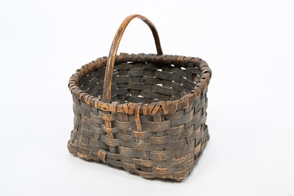 AMERICAN GRAY-PAINTED WOVEN SPLINT GATHERING BASKET.