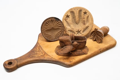 ASSEMBLED GROUP OF FIVE CARVED WOOD KITCHEN ITEMS.