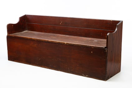 AMERICAN RED-WASHED PINE BENCH WITH LIFT-UP SEAT.