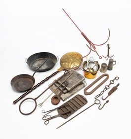 ASSEMBLED GROUP OF METAL KITCHEN AND HEARTH ITEMS.