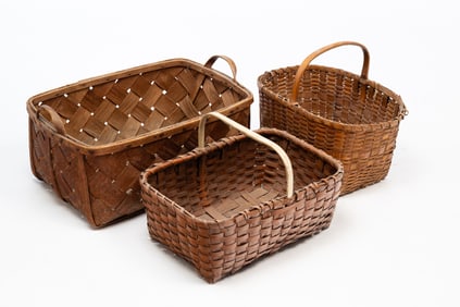 THREE AMERICAN WOVEN SPLINT BASKETS WITH HANDLES.