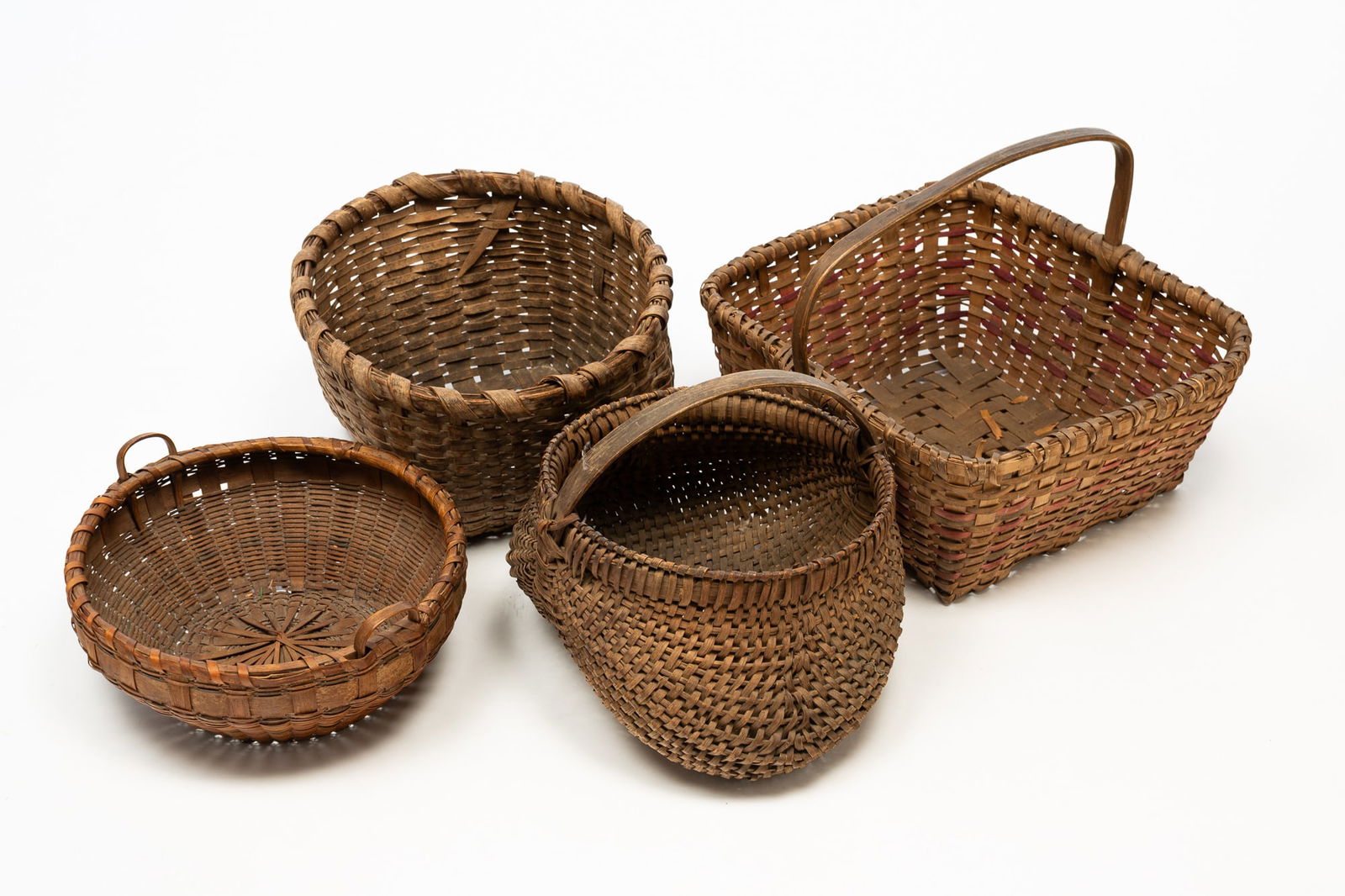 FOUR COUNTRY SPLINT BASKETS. (1 of 4)