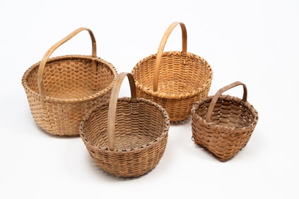 FOUR AMERICAN WOVEN SPLINT BASKETS WITH HANDLES.