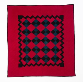 AMISH (OHIO) COTTON "FOUR PATCH WITH ZIGZAG BORDER" CRIB QUILT.