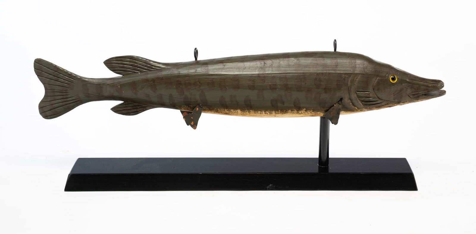 AMERICAN FOLK ART PAINT-DECORATED MUSKIE FISH TRADE SIGN. (1 of 3)