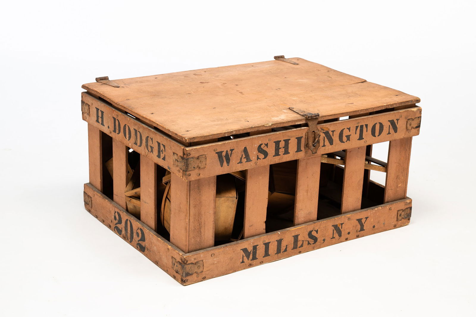 H. DODGE (WASHINGTON MILLS, NEW YORK) SLATTED PINE AND STENCILED BLUEBERRY CRATE. (1 of 3)