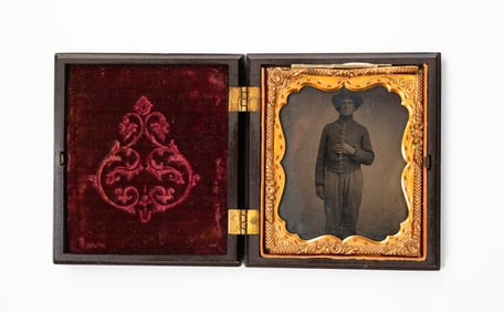 AMERICAN CASED SIXTH-PLATE TINTYPE OF CIVIL WAR SOLDIER.
