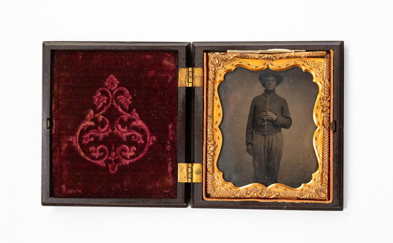 AMERICAN CASED SIXTH-PLATE TINTYPE OF CIVIL WAR SOLDIER. (1 of 3)