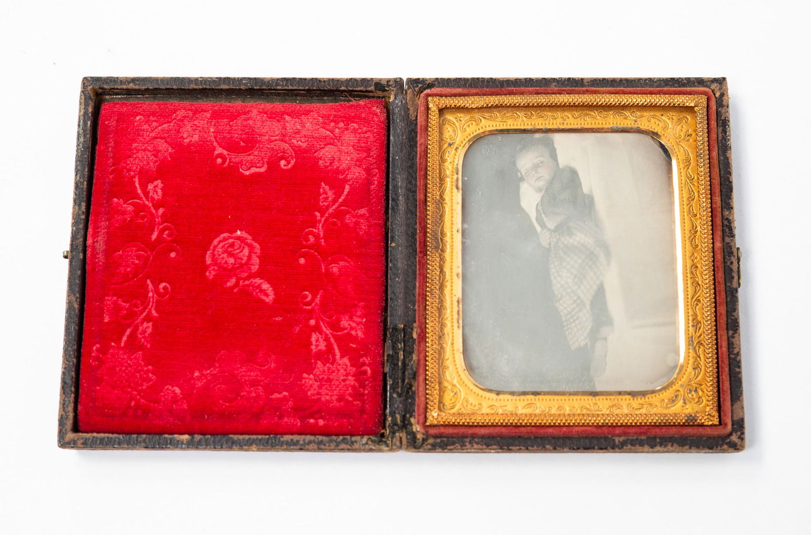 AMERICAN CASED SIXTH-PLATE DAGUERREOTYPE OF POST-MORTEM IMAGE. (1 of 4)