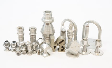 GROUP OF TWENTY-TWO ALUMINUM TABLE ITEMS.