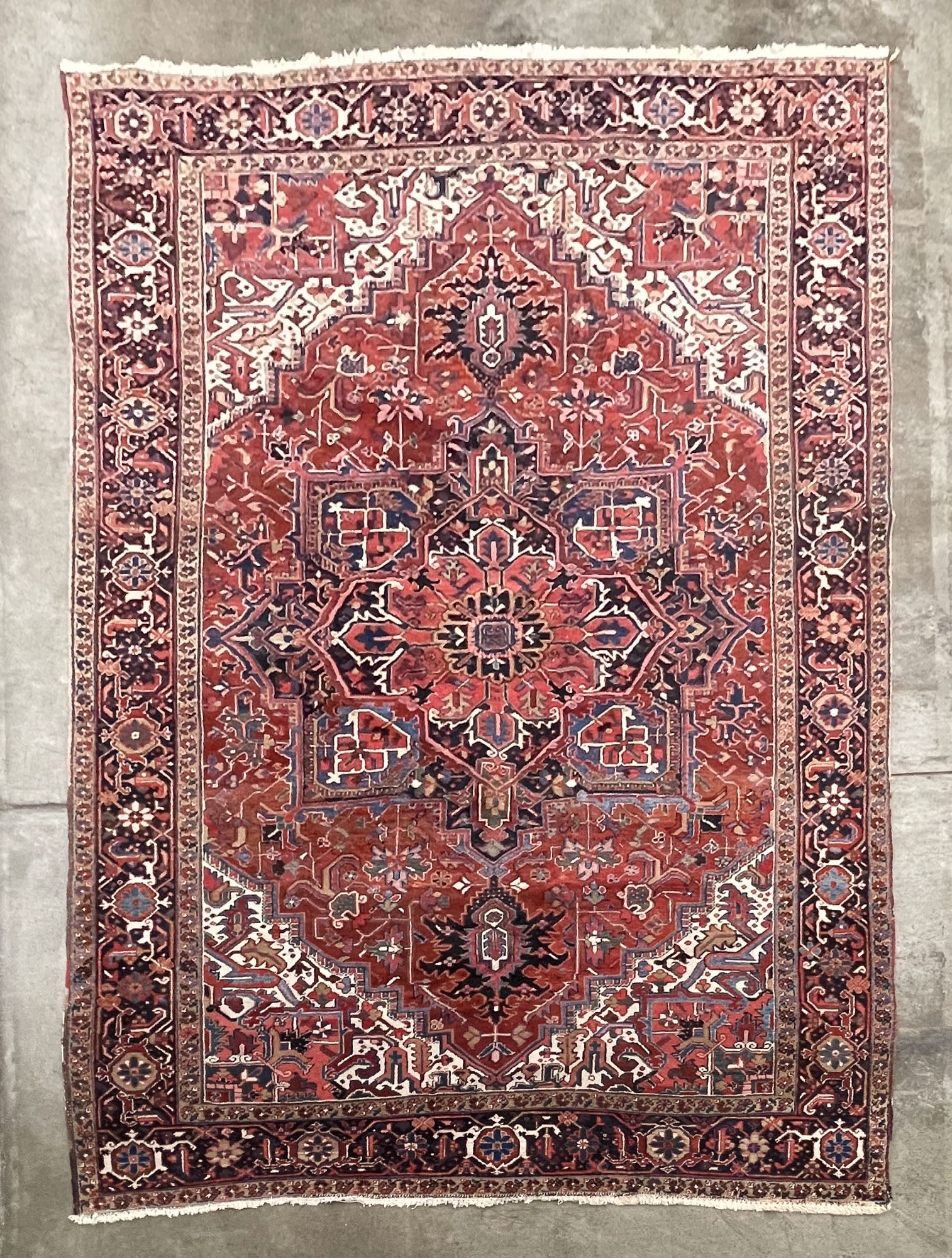 HERIZ ROOM SIZED RUG. (1 of 5)