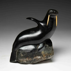 EDDIE OMNIK (INUIT, 1950-2008) STONE CARVING OF A WALRUS.