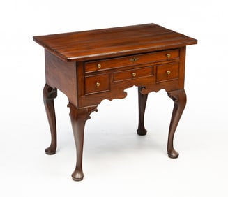 ENGLISH QUEEN ANNE DRESSING TABLE.