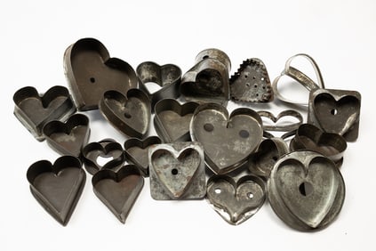COLLECTION OF AMERICAN TIN HEART-SHAPED COOKIE CUTTERS.