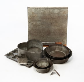GROUP OF AMERICAN TIN KITCHEN ITEMS, INCL. LOCKWOOD CINCINNATI TWELVE-HEART BUNDT PAN.