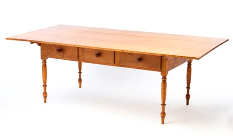 AMERICAN SHERATON STYLE TIGER MAPLE PIN TOP TABLE.