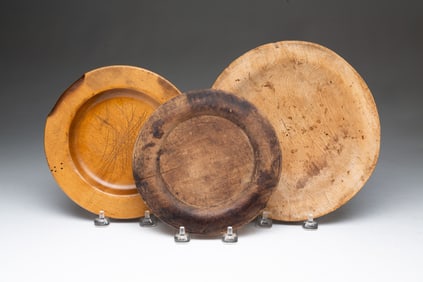 THREE AMERICAN TREENWARE PLATES.