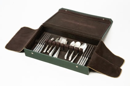 SET OF GORHAM “GREENBRIER" PATTERN STERLING SILVER FLATWARE.