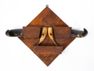 AMERICAN HORN-MOUNTED AND QUARTERSAWN OAK WALL POCKET.