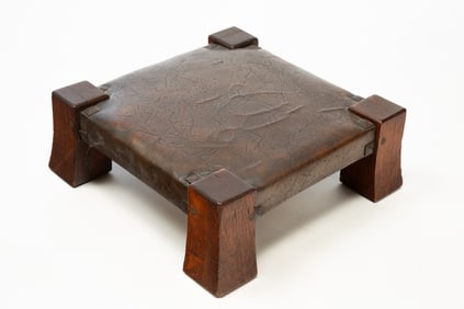 GUSTAV STICKLEY (AMERICAN, 1858-1942) ARTS AND CRAFTS "NO. 302" QUARTERSAWN OAK AND LEATHER