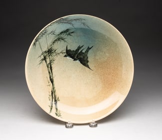 ROOKWOOD POTTERY CO. (CINCINNATI, OHIO) BIRD-DECORATED BOWL.