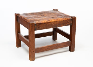 GUSTAV STICKLEY (AMERICAN, 1858-1942) ARTS AND CRAFTS "NO. 300" OAK AND LEATHER FOOTSTOOL.