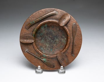 BENEDICT STUDIOS (SYRACUSE, NEW YORK) ARTS AND CRAFTS HAMMERED COPPER ASHTRAY.