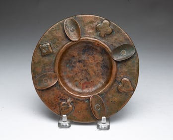 BENEDICT STUDIOS (SYRACUSE, NEW YORK) ARTS AND CRAFTS HAMMERED COPPER ASHTRAY.