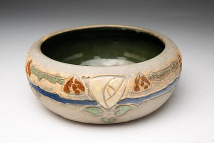 ROSEVILLE POTTERY CO. (ROSEVILLE, OHIO) "MOSTIQUE" BOWL.