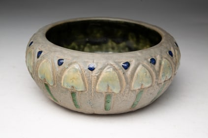 ROSEVILLE POTTERY CO. (ROSEVILLE, OHIO) "MOSTIQUE" BOWL.