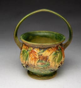 ROSEVILLE POTTERY CO. (ROSEVILLE, OHIO) "BLACKBERRY" BASKET VASE.
