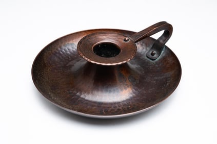 ROYCROFT (EAST AURORA, NEW YORK) ARTS AND CRAFTS HAMMERED COPPER CHAMBERSTICK.