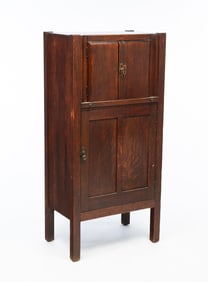 ROBERT MITCHELL FURNITURE CO. (CINCINNATI, OHIO) ARTS AND CRAFTS QUARTERSAWN OAK BAR CABINET