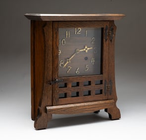 AMERICAN ARTS AND CRAFTS OAK MANTEL CLOCK.