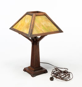 AMERICAN ARTS AND CRAFTS OAK AND SLAG GLASS TABLE LAMP.