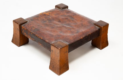 GUSTAV STICKLEY (AMERICAN, 1858-1942) ARTS AND CRAFTS "NO. 300" OAK AND LEATHER FOOTSTOOL.